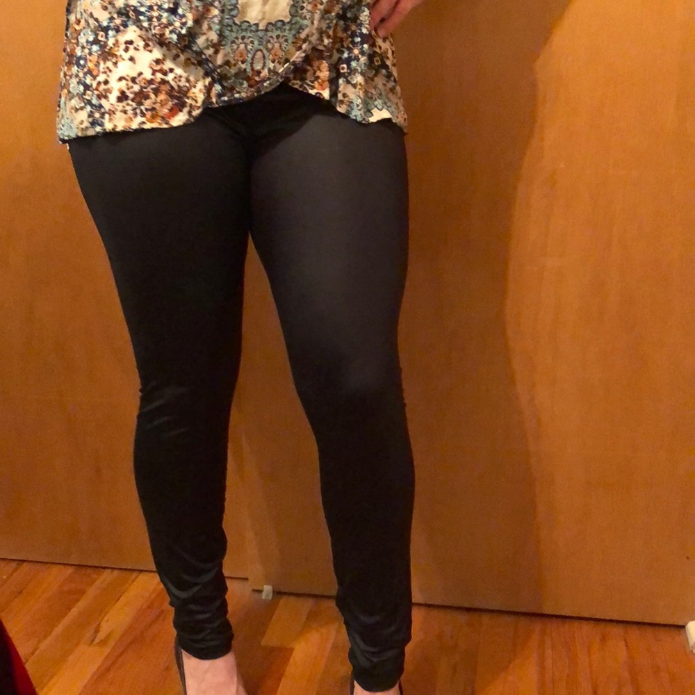 Shiny black leggings